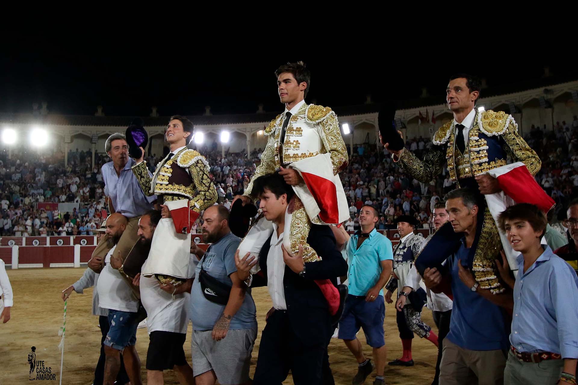 Ureña indulta a “Diablillo” de Daniel Ruiz y junto a Roca Rey, Caballero y el ganadero salen a hombros.